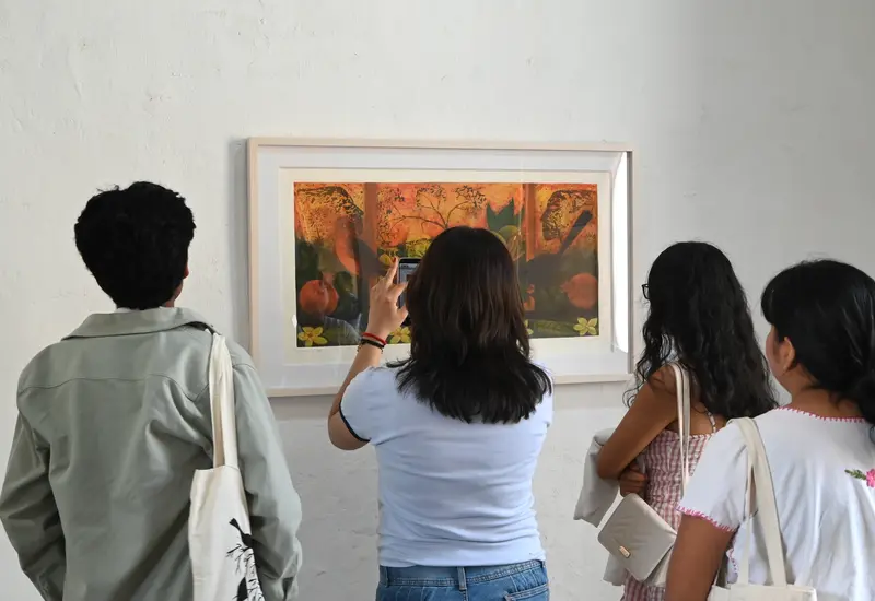 La exposición 'Gráfica' en el IAGO rinde homenaje al legado del artista Enrique Flores y su trayectoria en la tradición del grabado oaxaqueño.