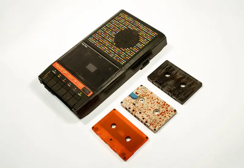 Una de las obras de la exposición 'Garantía Extendida' en Oaxaca, elaborada con juguetes y materiales electrónicos obsoletos que fueron reciclados.