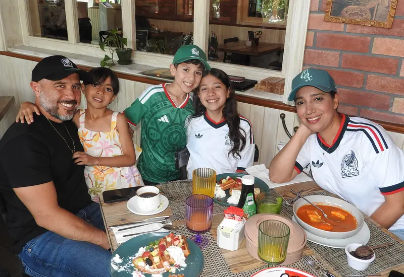 Los integrantes de la familia García Teherán posan sonrientes para la foto durante un agradable encuentro mientras disfrutan de un café.