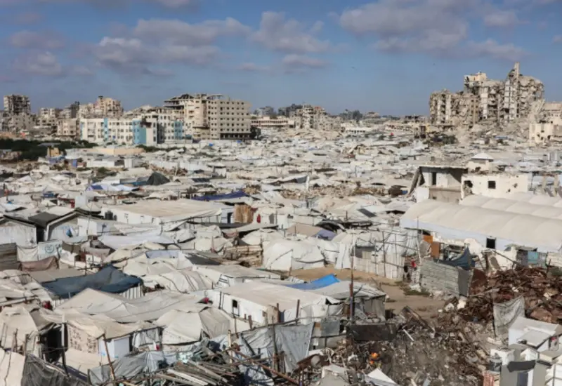 Miles de familias desplazadas por el conflicto entre Hamas e Israel viven en refugios improvisados tras mil días de guerra y destrucción en la región.