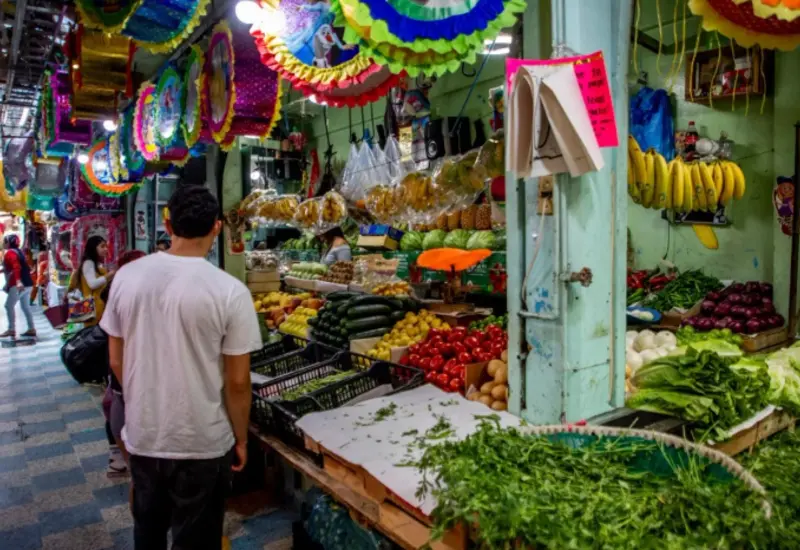 Varias familias buscan ofertas en los pasillos de una tienda de descuento, una estrategia común ante la pérdida del poder adquisitivo por la inflación.