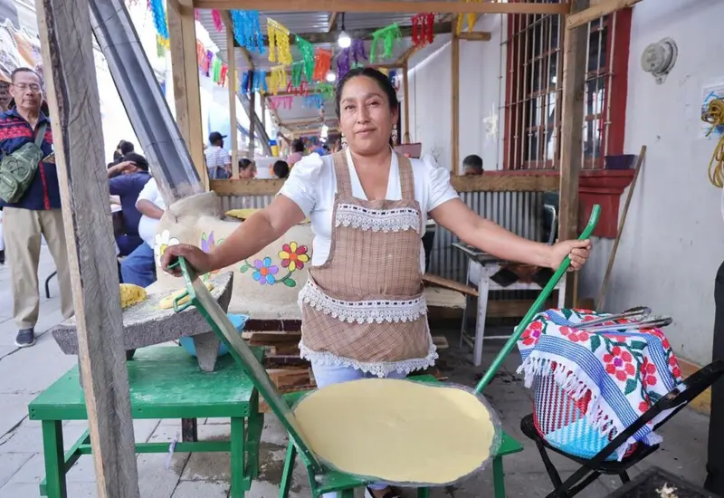 La Feria de la Tlayuda rinde homenaje al trabajo y la tradición de cientos de mujeres oaxaqueñas en su celebración anual.