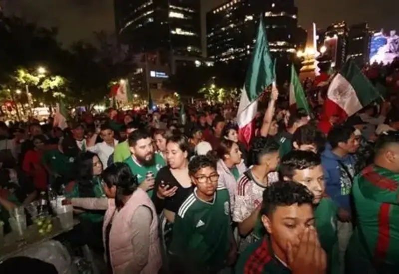Una celebración masiva por una victoria colectiva se ve empañada por actos de violencia y disturbios entre los asistentes.