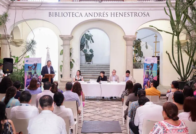 Representantes de la FGEO y la organización SiKanda durante la firma de un convenio para proteger a la niñez y adolescencia en Oaxaca.