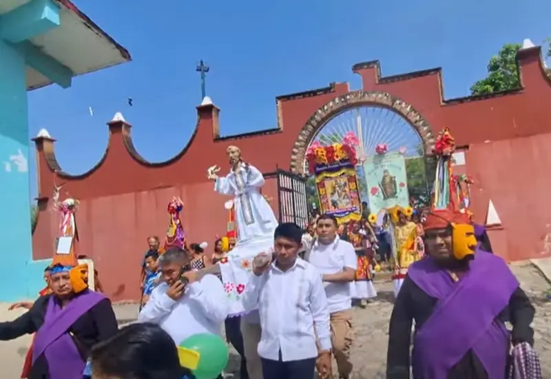 La comunidad chontal celebra a su santo patrón, San Pedro Apóstol, durante las tradicionales fiestas del municipio de Huamelula, Oaxaca.