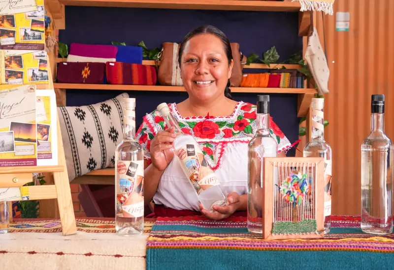 Productores y productoras de Santiago Matatlán, la capital mundial del mezcal, ofrecen degustaciones y gastronomía durante la fiesta tradicional del pueblo.