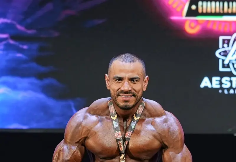 Filiberto Cuevas Díaz posa en una fotografía tras su destacada participación en el Worldwide México, donde consiguió el segundo lugar.