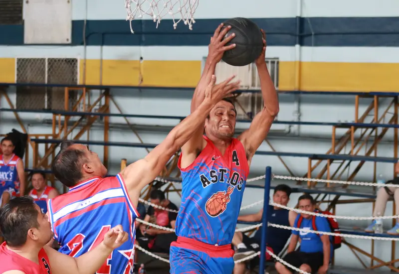Jugadores de los equipos Cepsa y Astros durante el partido de la final de ascenso en la liga de básquetbol de veteranos.