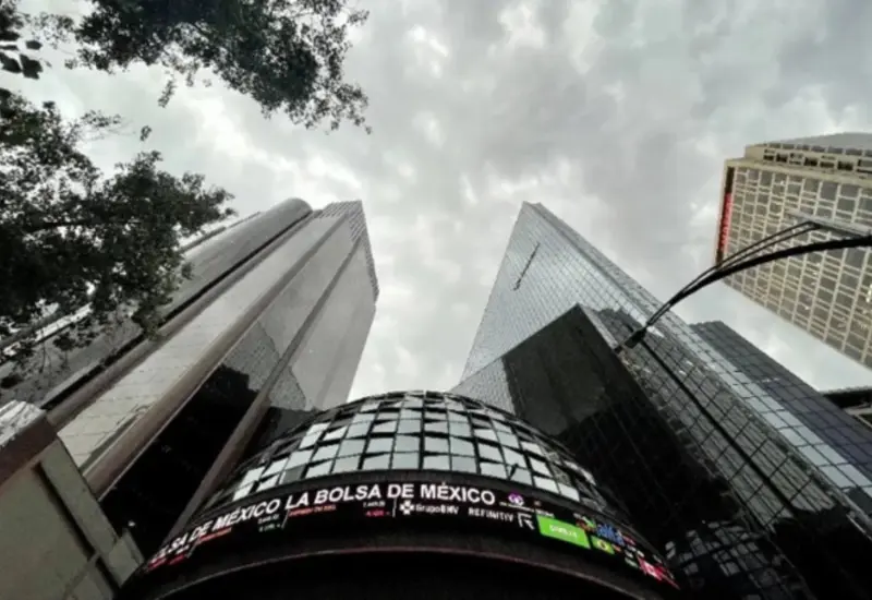 Logotipos de las empresas Pemex, BBVA y Bimbo, que destacaron como los principales emisores en el financiamiento bursátil del primer semestre.