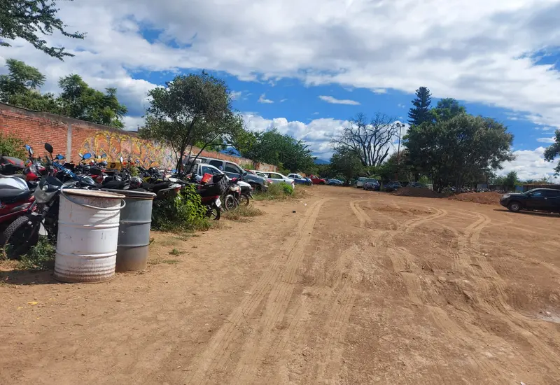 Varios vehículos asegurados se encuentran estacionados en una depositaría, parte de un esquema que la Fiscalía ha decidido cancelar en la región.