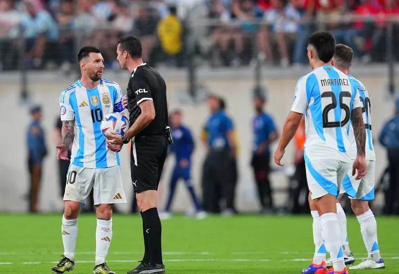 Futbolistas e hinchas argentinos expresan sus sentidas quejas y reclamos en contra del arbitraje justo después del silbatazo final del partido.