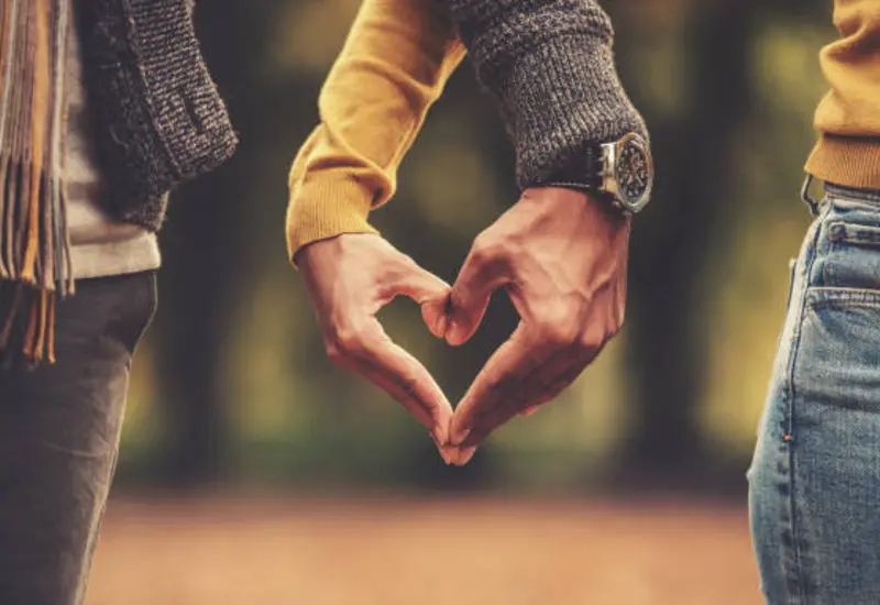 Una joven pensativa representa a la Generación Z, que cuestiona la necesidad de tener pareja y elige la soltería como una decisión personal.