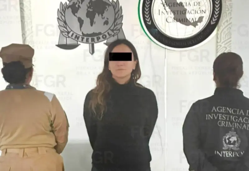Gilda Lozoya es detenida por autoridades al llegar a un aeropuerto en México, momento captado tras bajar de un vuelo internacional.
