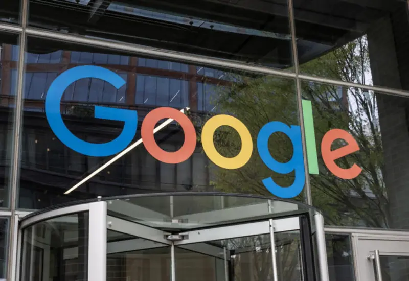 Ilustración de un microprocesador con el logotipo de Google, que representa su nuevo chip propio para potenciar la inteligencia artificial Gemini y reducir costos.