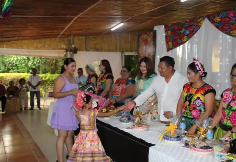 Un grupo de niñas y niños celebran su graduación al concluir su primera etapa educativa, marcando el fin del ciclo escolar en El Espinal.