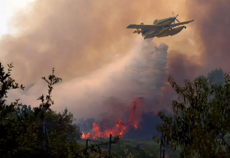 Imagen de uno de los tres grandes focos de incendios que arrasan España, manteniendo al país en estado de alerta por la crisis.