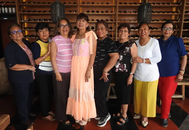 El grupo de amigas Alma, Elva, Rosario, Rosy, Alejandra, Marcia y Socorrito posan juntas para una foto durante su reunión de momentos especiales.