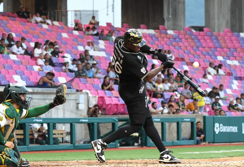 Un jugador de los Guerreros en acción durante el partido de béisbol de la LMB donde el equipo oaxaqueño blanqueó a los Pericos de Puebla.