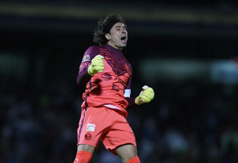 El portero mexicano Guillermo Ochoa, fotografiado durante el anuncio oficial de su retiro del futbol profesional, concluyendo su carrera.