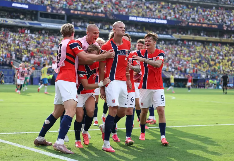 El futbolista Erling Haaland de la selección de Noruega celebra durante el partido que resultó en un triunfo histórico sobre Brasil.