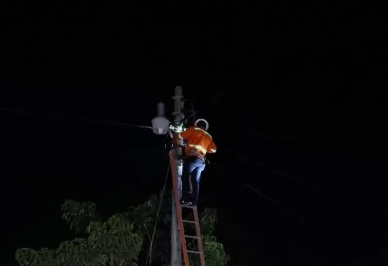 Un grupo de habitantes de Rincón Bamba se congrega en una carretera, preparándose para un bloqueo en protesta por inconformidades contra la CFE.