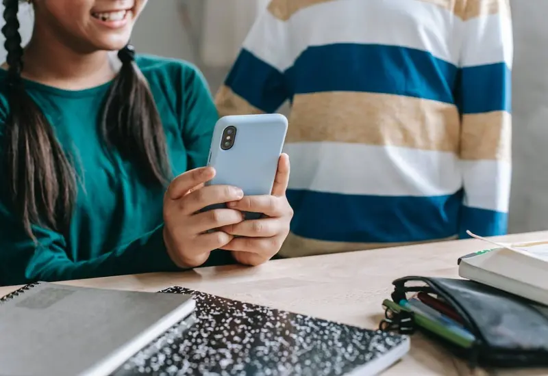 Una imagen que ilustra la importancia de enseñar a los niños hábitos digitales seguros para protegerlos de los riesgos en internet y redes sociales.