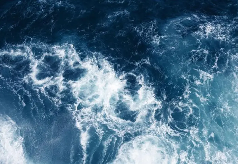 Imagen del océano que ilustra un estudio sobre los efectos del cambio climático, alertando sobre riesgos para la pesca, calor extremo e inundaciones.