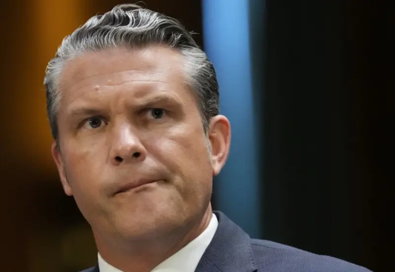El analista Pete Hegseth mientras defiende la aprobación de un nuevo paquete de financiamiento militar en el contexto de un conflicto con Irán.