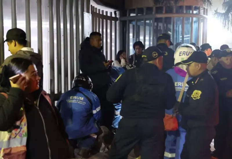 Elementos del ERUM y la SSC atienden a personas heridas por aplastamiento de la multitud durante los festejos en el Ángel de la Independencia.