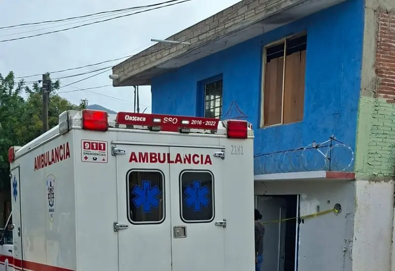 Vista de la escena del crimen en la colonia Volcanes, donde un hombre fue asesinado a puñaladas dentro de su vivienda.