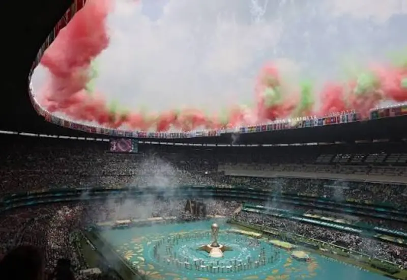 Aficionados mexicanos celebran un gol con euforia en el estadio, reflejando la pasión del Mundial 2026 que no se tradujo en un boom económico.