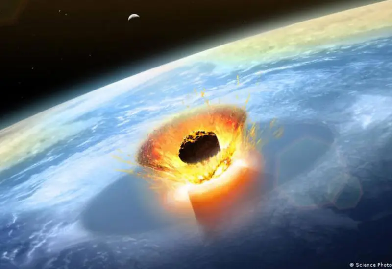 Ilustración del meteorito de Chicxulub impactando la Tierra hace 66 millones de años, el evento que causó la extinción de los dinosaurios.