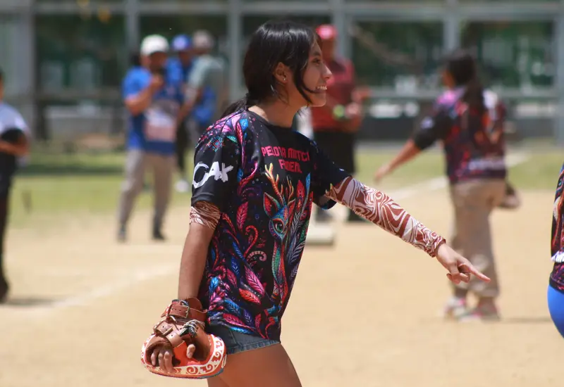 La dupla arbitral y los capitanes de los equipos posan en el campo de juego antes del partido final de la Liga de Campeones Oaxaca.