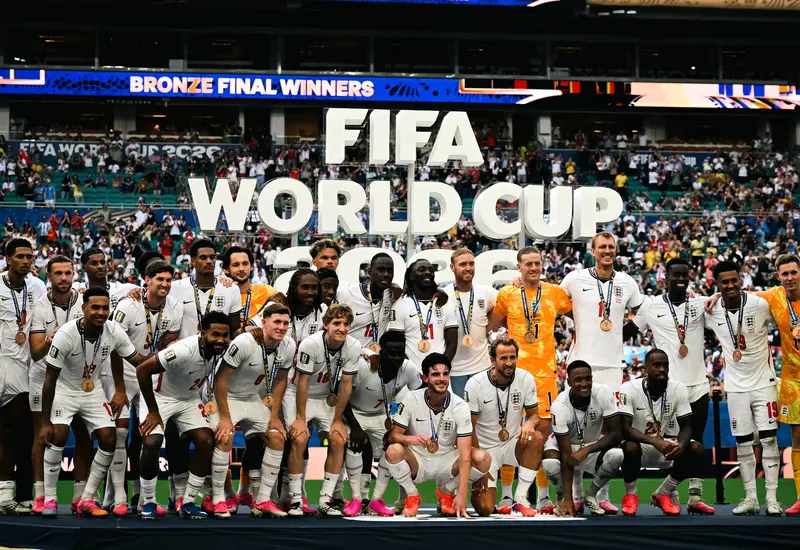 La selección de Inglaterra celebra la victoria por 6-4 contra Francia, asegurando el tercer lugar de la Copa del Mundo 2026.