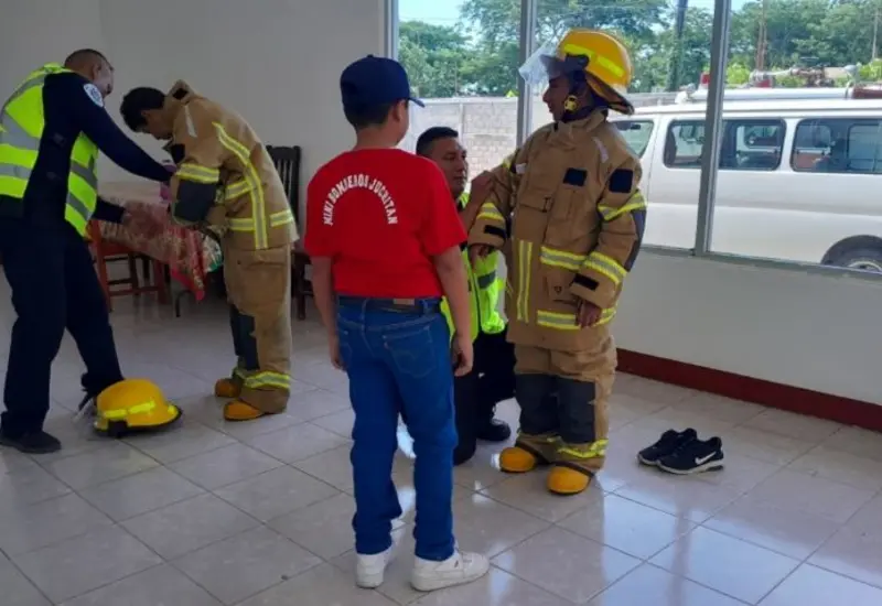 Inician las inscripciones en Juchitán para el taller 'Minibomberos en acción', un programa con cupo limitado para 50 participantes jóvenes.