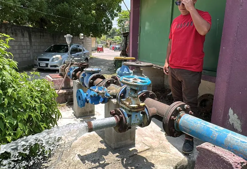 Instalación de equipos cloradores en la red de distribución de agua potable de San Pedro Comitancillo para garantizar la calidad del suministro.
