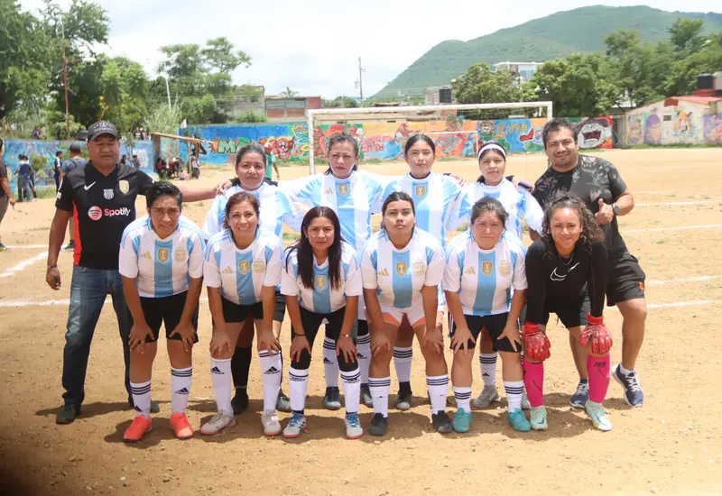 Las jugadoras del equipo Inter Esquipulas celebran su victoria en el partido de fútbol femenino, asegurando dos puntos importantes para el torneo.