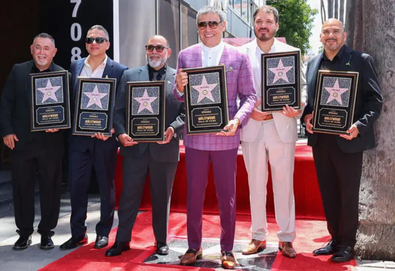 La banda mexicana Intocable celebra al recibir su estrella, la número 2,852, en el icónico Paseo de la Fama de Hollywood.
