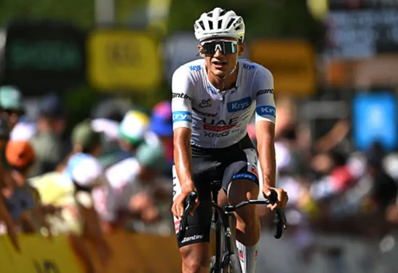 El ciclista mexicano Isaac del Toro durante la competencia en la que cedió el liderato de los jóvenes y el maillot blanco.