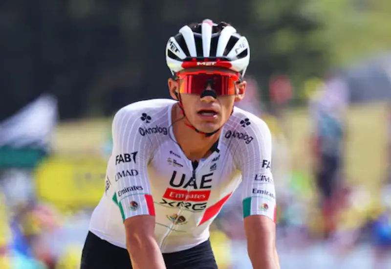 El ciclista Isaac del Toro en plena acción durante la contrarreloj individual, una gran actuación con la que aseguró el maillot blanco.