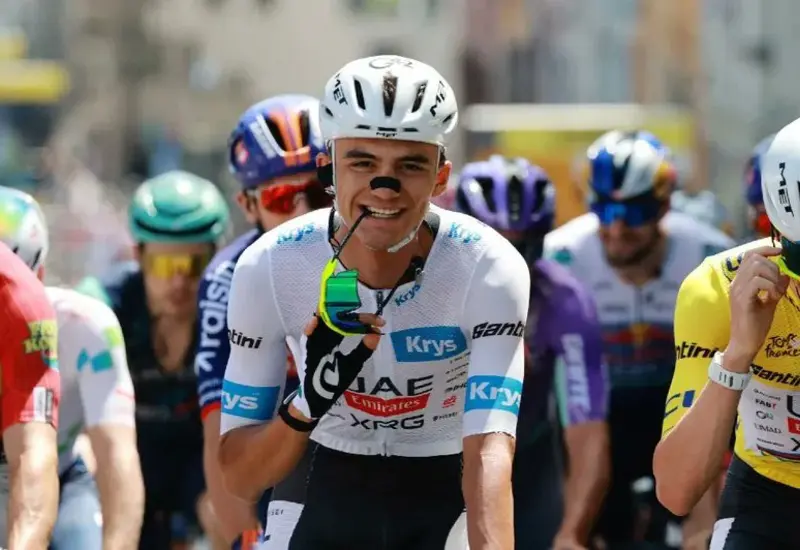 El ciclista mexicano Isaac del Toro se muestra sonriente y determinado mientras se afianza en el podio de la clasificación general de la competencia.