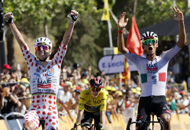 El ciclista mexicano Isaac del Toro celebra junto al esloveno Tadej Pogacar tras ganar la segunda etapa del Tour de Francia 2026.