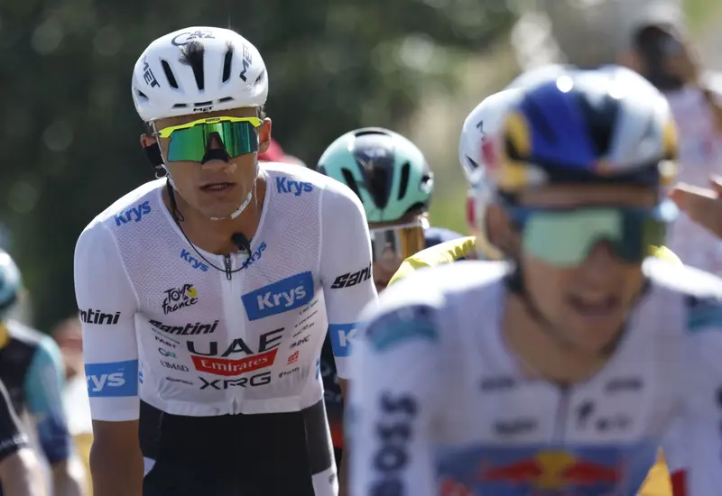 El ciclista mexicano Isaac del Toro se consolida como el líder de los jóvenes en la competencia, portando el distintivo maillot blanco.