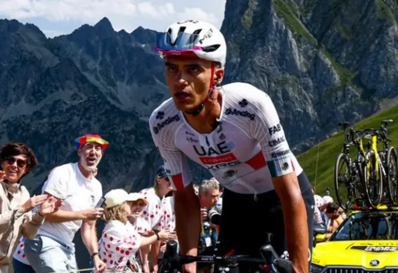 El ciclista Isaac del Toro posa con el maillot blanco que lo acredita como el líder de los jóvenes en el Tour de Francia 2026.