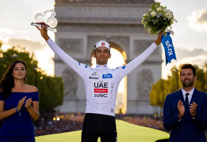 El ciclista Isaac del Toro celebra en el podio su histórico triunfo tras consagrarse como el flamante campeón de los jóvenes.