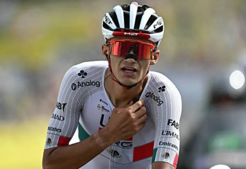 El ciclista Isaac del Toro durante una carrera, donde marcha en tercer lugar de la clasificación general y ha retomado el liderato de los jóvenes.