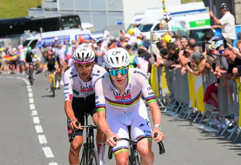 El ciclista mexicano Isaac del Toro junto a Tadej Pogačar durante su ataque en la etapa de montaña del Tourmalet.