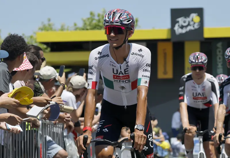 El ciclista mexicano Isaac del Toro compitiendo en una etapa del Tour de Francia 2026, donde se mantiene en el octavo lugar general.