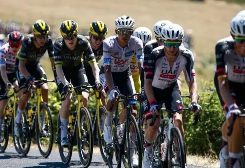 El ciclista mexicano Isaac del Toro compitiendo durante la Etapa 12 del Tour de Francia, donde se mantiene dentro del Top 10 general.