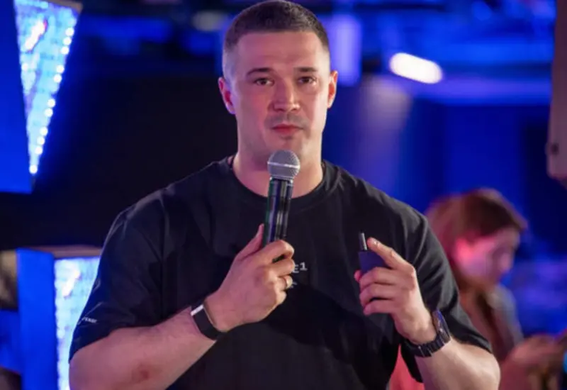 Un retrato de Ivan Fedorov, quien generó tensión en Ucrania al rechazar un nuevo cargo ofrecido por el presidente Zelensky para volver a Defensa.